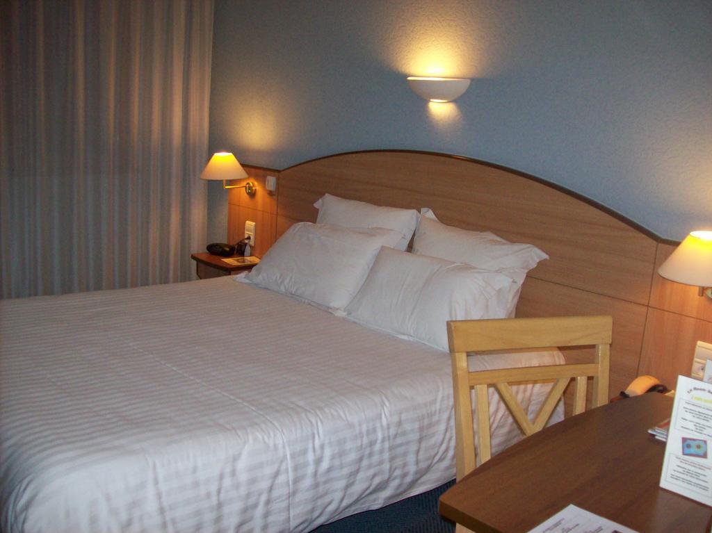 Logis Hotel Maison Carree Restaurant O Carre Dart Méréville 객실 사진