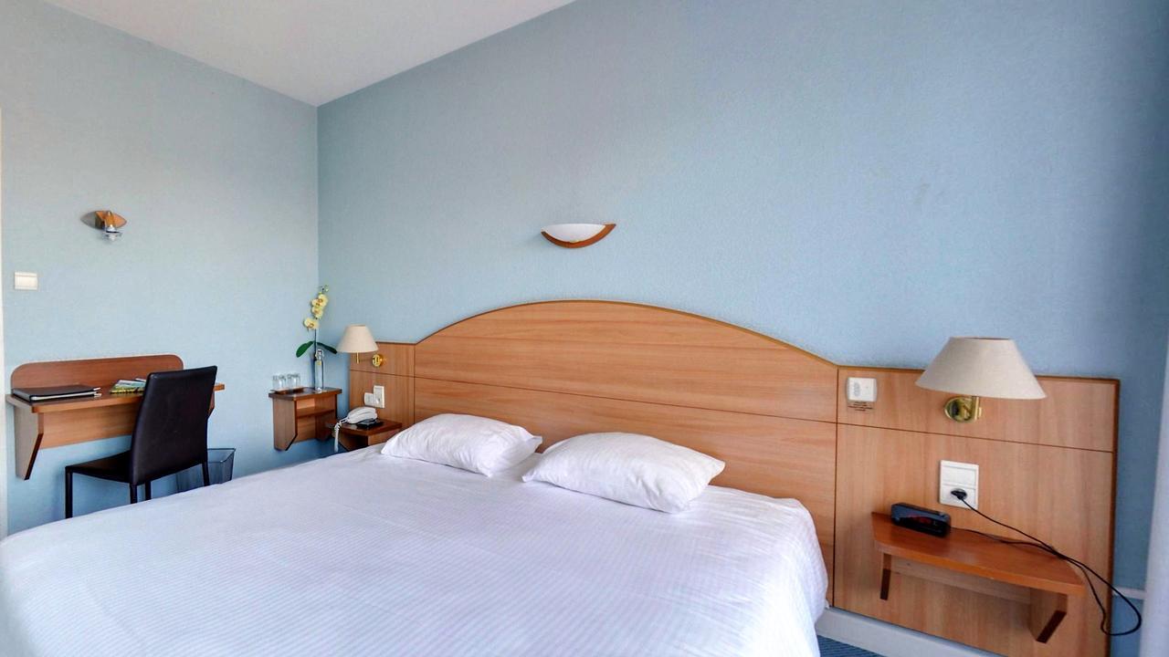 Logis Hotel Maison Carree Restaurant O Carre Dart Méréville 외부 사진