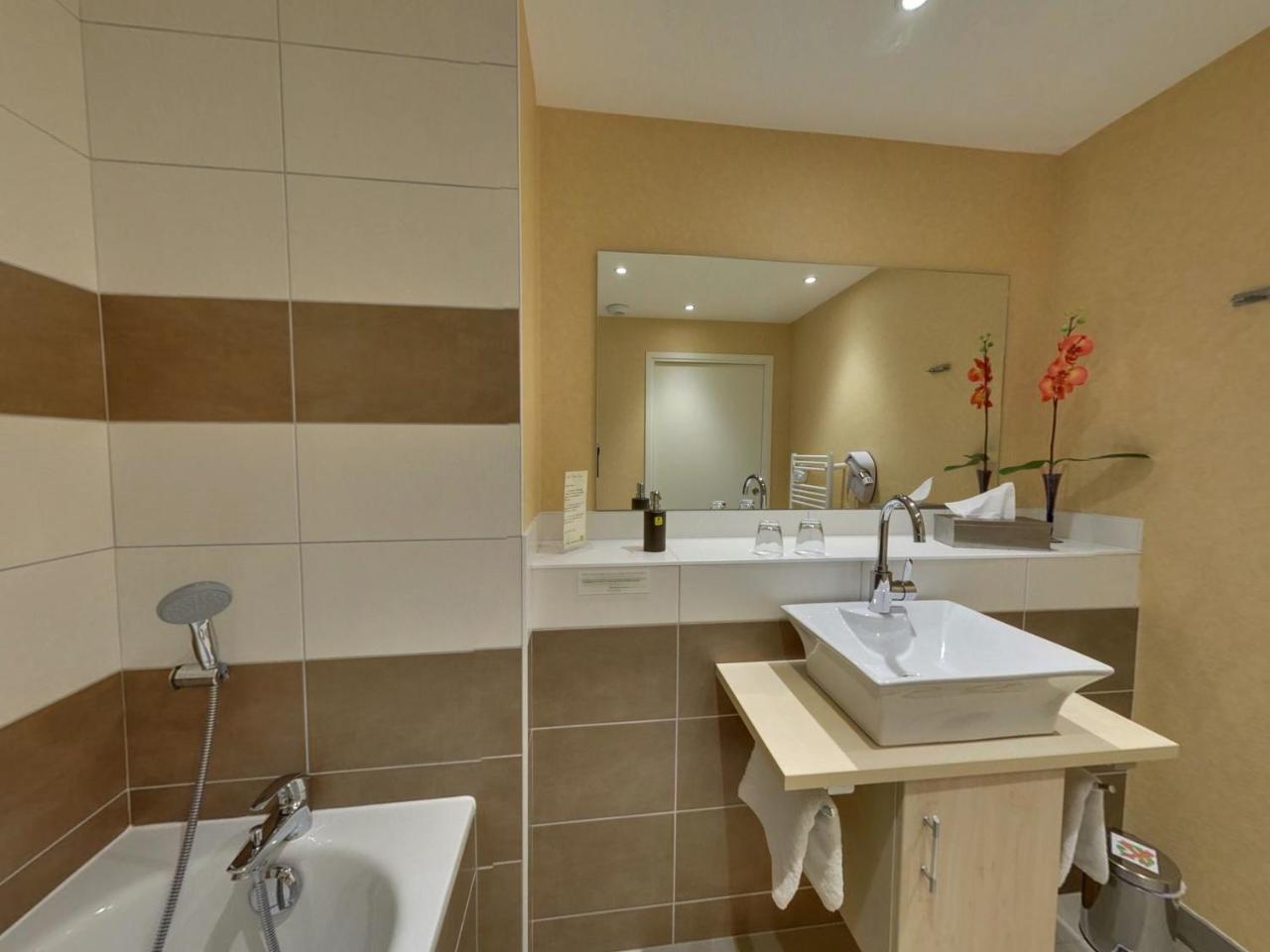 Logis Hotel Maison Carree Restaurant O Carre Dart Méréville 외부 사진